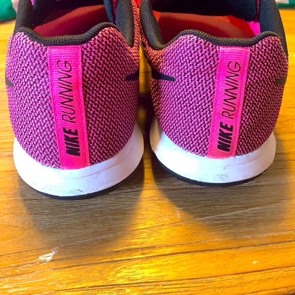 ***FINAL MARKDOWN***
Nike running shoes- size 10 but fits like a 9. - Picture 2 of 4